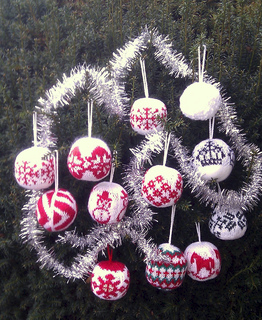 gebreide kerstballen in kerstboom